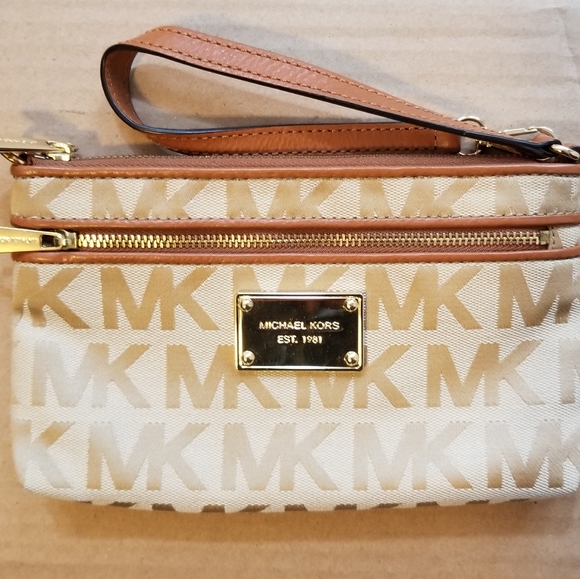 Michael Kors Handbags - BNWOT Michael Kors Wristlet Michael Kors Handbags - BNWOT Michael Kors Wristlet